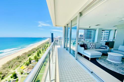 黄金海岸Air on Broadbeach Beachfront 2Level stunning apartment with 180 degree views的享有海滩美景的阳台