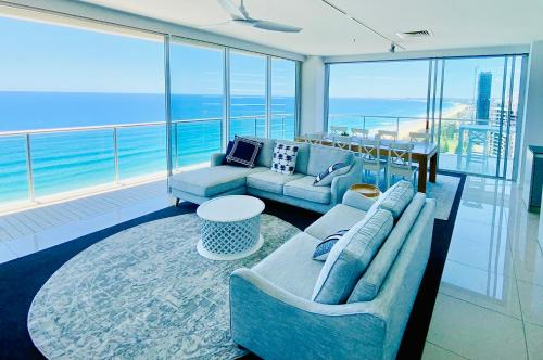 黄金海岸Air on Broadbeach Beachfront 2Level stunning apartment with 180 degree views的海景客厅