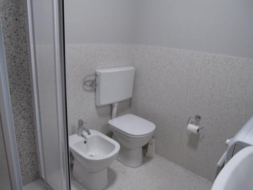 格拉多Appartamento Ritz的一间带卫生间和水槽的小浴室
