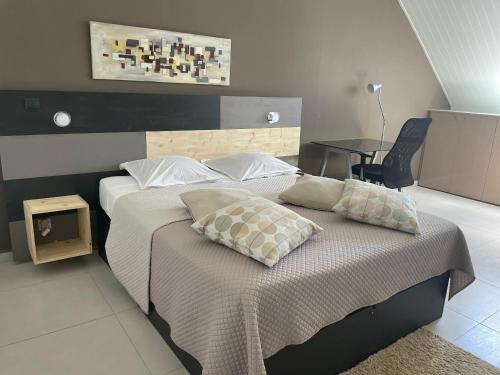 哥西尔Coton Doux front de mer的一间卧室配有一张带两个枕头的床