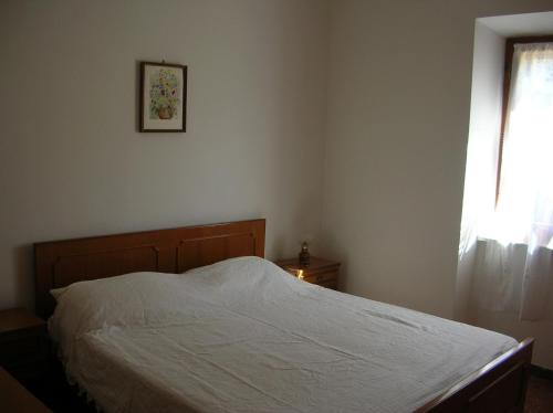 波蒙特Appartamento orlando vista panoramica Pomonte isola D'Elba的一间卧室设有一张床和一个窗口
