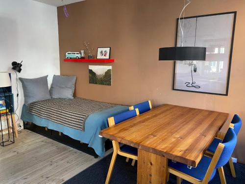 哥本哈根Nice flat and area的一间卧室配有一张床和一张木桌