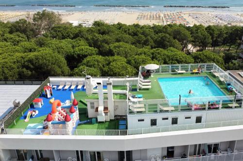 利多克拉西Hotel Sorriso的游船上游泳池的空中景观