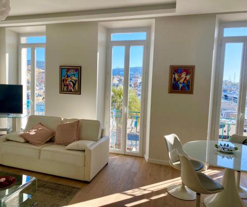 戛纳Cannes Old Port, Seafront & Seaview , fast wifi, best AC的客厅配有沙发和桌椅