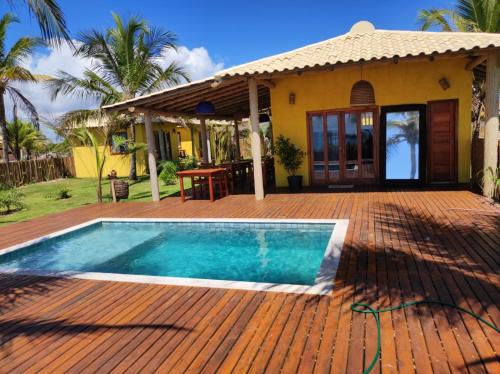 卡拉伊瓦Villa do Sossego - Caraíva的房屋前有游泳池的房子