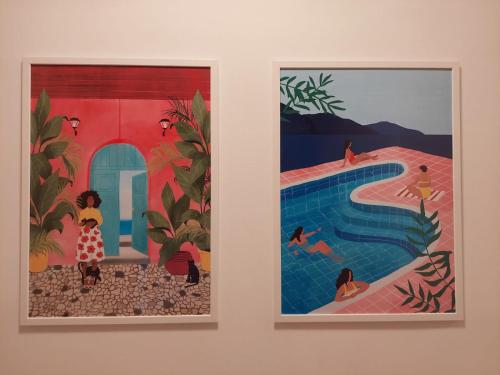 赫瓦尔Vila Luka的游泳池里两幅画作
