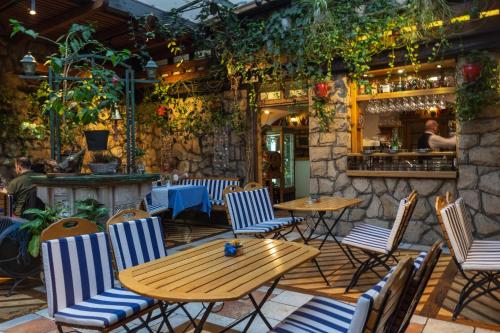 泽尼察杜布罗夫尼克酒店的一个带桌椅的庭院和一间酒吧