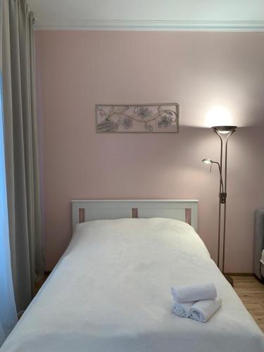 维也纳Prater Zentrum的卧室配有白色的床和2条毛巾
