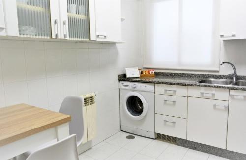 圣地亚哥－德孔波斯特拉Santiago Apartment的白色的厨房配有洗衣机