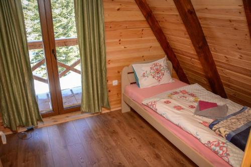 扎布利亚克Ville Uskoci的小木屋内一间卧室,配有一张床