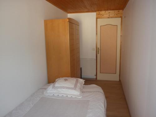 阿普特Villa du soleil levant的一间小卧室,配有一张床和一扇木门