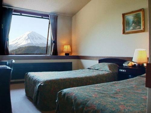 富士河口湖作弥宾馆的山景酒店客房 - 带2张床