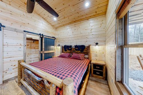 Cozy Bear Cabin #2客房内的一张或多张床位