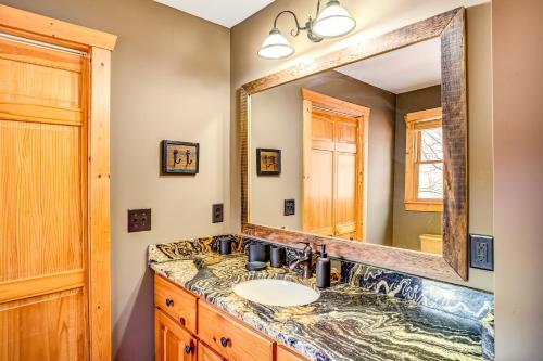 埃利杰Morning Woods Cabin的一间带水槽和镜子的浴室