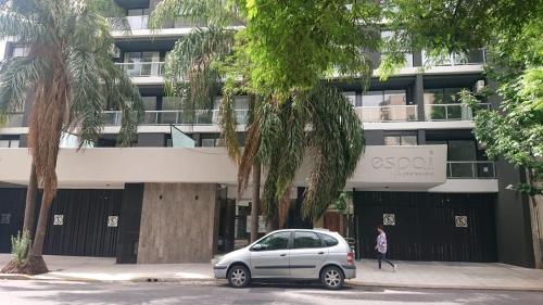 布宜诺斯艾利斯Apart hermoso cerca del pulmón verde porteño - Alkyl House的停在大楼前的银色汽车