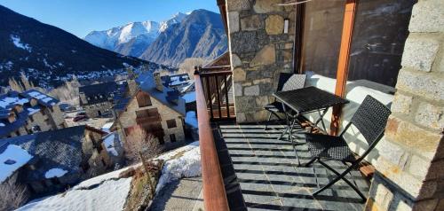 陶尔Dúplex con terraza y vistas panorámicas en Taüll的一座拥有积雪覆盖的山脉的房屋的阳台