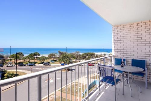卡伦德拉Capeview Apartments - Right on Kings Beach的阳台配有桌椅,享有海景。