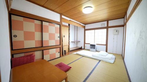 Kawayu Onsen Guesthouse NOMY客房内的一张或多张床位