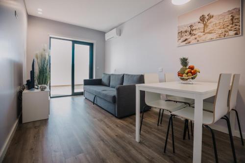 布拉加Alojamento Amélie - Apartamento的客厅配有桌子和沙发