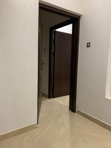 Al Wāşil东方之夜酒店的通往走廊的房间的敞开的门
