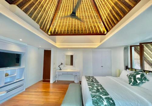 塞米亚克Calm Villa的一间卧室配有一张床,天花板上设有天窗