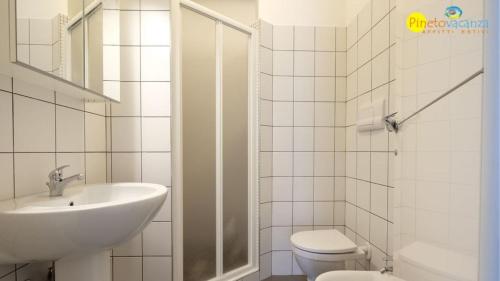皮内托Mango 2 Pineto Vacanza的白色的浴室设有水槽和卫生间。