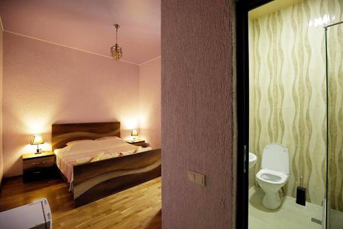 库塔伊西Nickos Hotel的一间卧室设有一张床和一个卫生间。