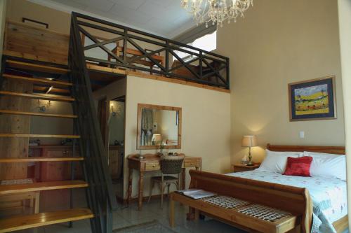 金伯利75 on Milner Lodge的一间卧室配有双层床和书桌