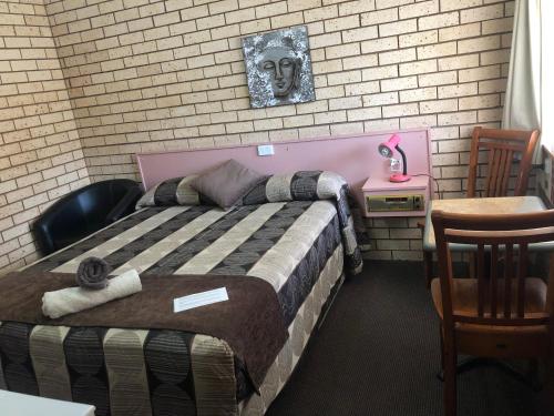 NynganAlamo Motor Inn的卧室配有一张壁挂头骨的床