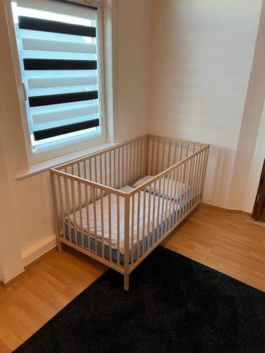 苏尔Ferienwohnung Eichhörnchen的窗户房间里一张婴儿床
