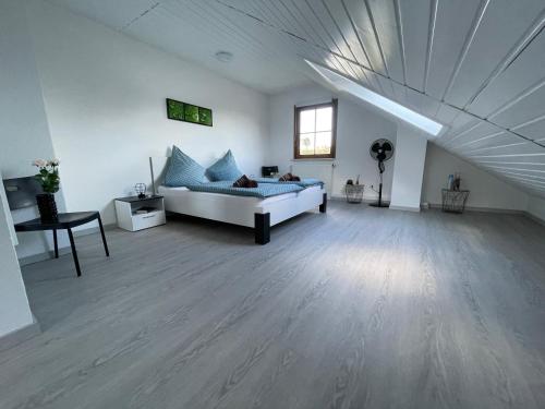 高莱茵河畔布辛根Brulaire Büsingen am Hochrhein的白色的大房间,配有床和桌子