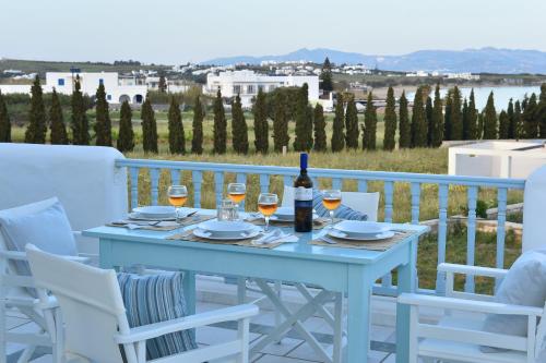 克里希阿克提Tonia Apartments Paros的阳台上的桌子上放着酒杯