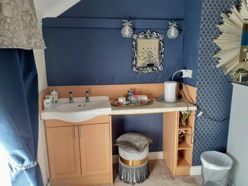 布里德灵顿The Holly & Ivy的一间带水槽和镜子的小浴室
