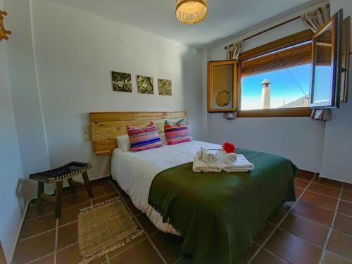 布维翁La Higuera的一间卧室设有一张床,窗户设有灯塔