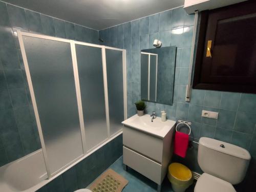 艾丝黛拉CASA DANIELA Apartamentos的浴室配有卫生间、盥洗盆和淋浴。