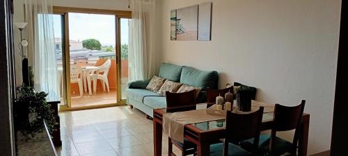 坎布里尔斯Cambrils Vista Mar的客厅配有蓝色的沙发和桌子