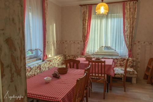 奇胡夫Agroturystyka Nad Jeziorem-Osada Indiańska的用餐室设有2张桌子和2个窗户
