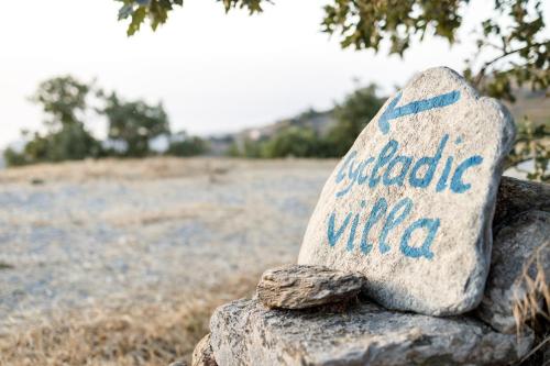 伊利达Cycladic Villa with sea view!的石头上写着“鹅卵石别墅”这个词