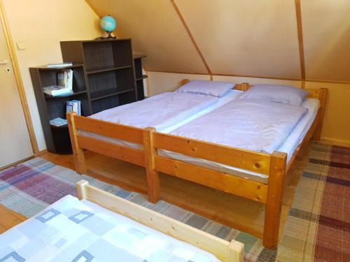 米托博德杜比荣U včelárov的一间卧室,卧室内配有一张大床