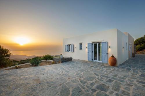 伊利达Cycladic Villa with sea view!的享有日落背景的别墅