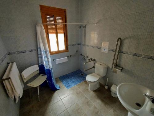 贝莱斯-鲁维奥科尔蒂霍拉埃斯特雷酒店的一间带卫生间、水槽和窗户的浴室