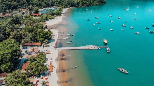 帕拉蒂Flat da Praia de Tarituba 2的享有海滩的空中景色,在水中划船