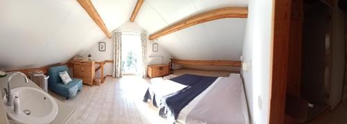 OnhayeGite de Miavoye, calme nature chaleur vue tennis的一间卧室配有一张床,一间卫生间位于客房内