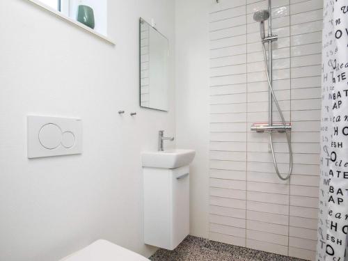 埃斯比约Holiday home Esbjerg V XX的白色的浴室设有卫生间和水槽。