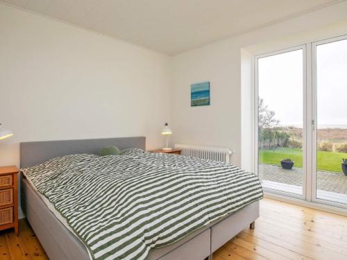 埃斯比约Holiday home Esbjerg V XX的一间卧室设有一张床和一个大窗户