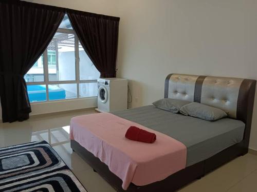 居銮D'Corner Homestay Kluang Perdana的一间卧室配有一张带粉色毯子的床和窗户。