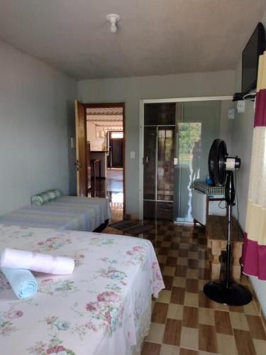 卡皮托利乌Suítes Ponta do Sol (Trator)的酒店客房配有两张床和风扇