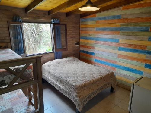 德尔迪克镇EL ZORZAL Dormis con Galeria的一间卧室设有一张床和色彩缤纷的墙壁