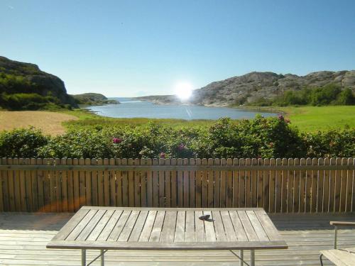 Hälleviksstrand9 person holiday home in H LLEVIKSSTRAND的湖景木制野餐桌