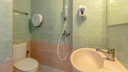新加坡Hotel Duke的带淋浴、水槽和卫生间的浴室